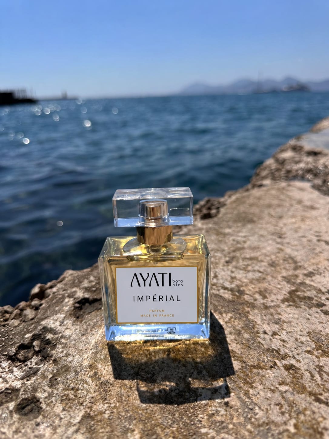 IMPÉRIAL Amber-Parfum für Damen und Herren, 50-ml-Flakon in Nahaufnahme von Ayati Botanics