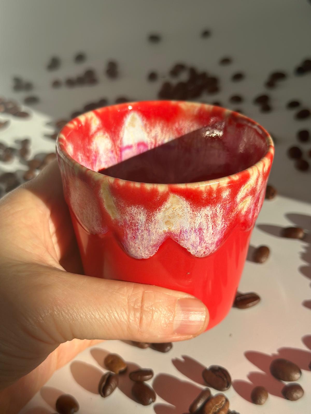 Roter Keramikbecher der Coco Elegance Kerze als Kaffeetasse wiederverwendet
