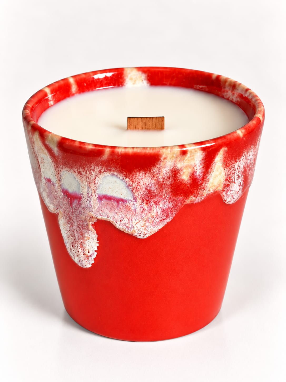Coco Elegance Sojakerze mit Bergamotte und Patchouli, Holzdocht und rotem Keramikbecher