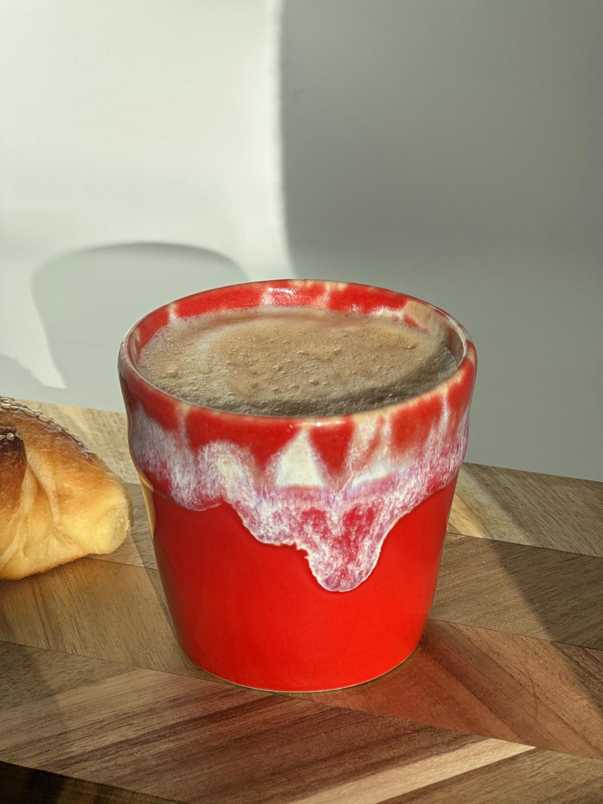 Wiederverwendbarer Keramikbecher der Coco Elegance Kerze mit Kaffee