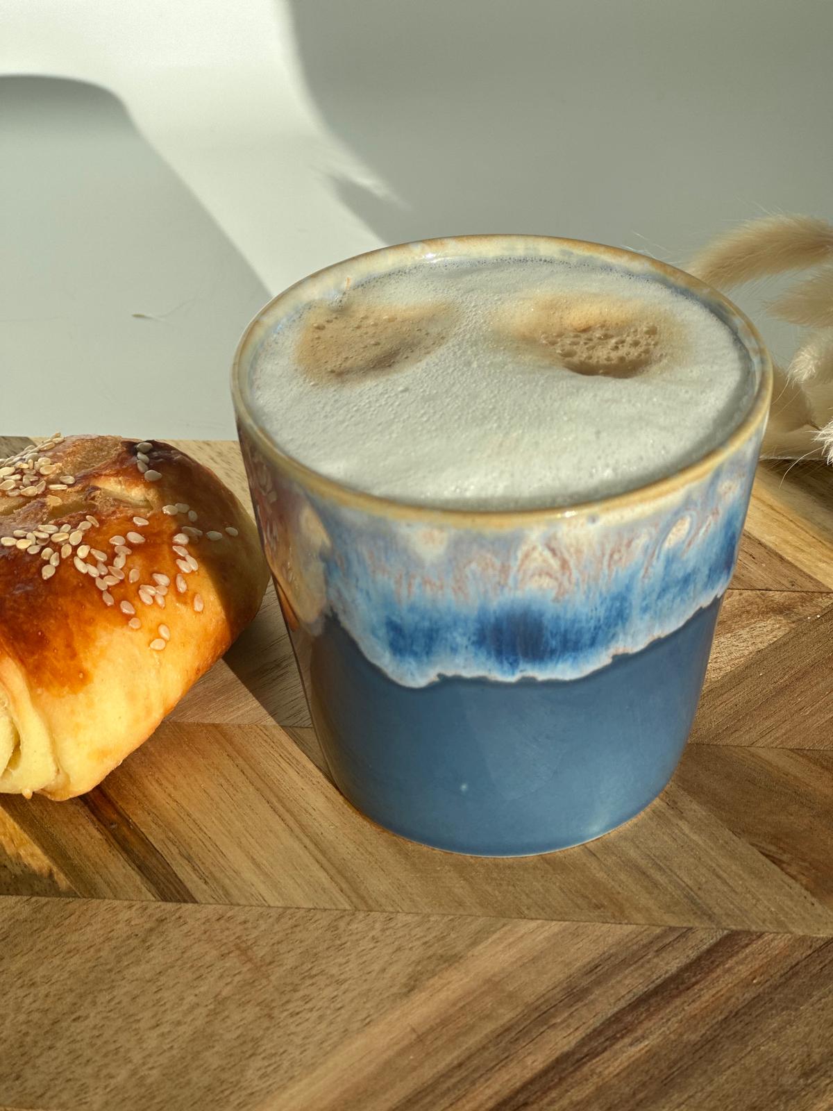 Wiederverwendbarer Keramikbecher der Deep Sauvage Kerze als Kaffeetasse