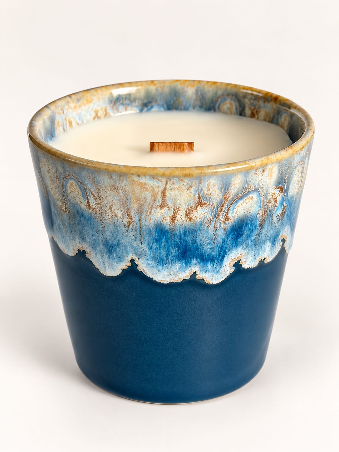Deep Sauvage Sojakerze mit Bergamotte und Sandelholz, Holzdocht und blauem Keramikbecher