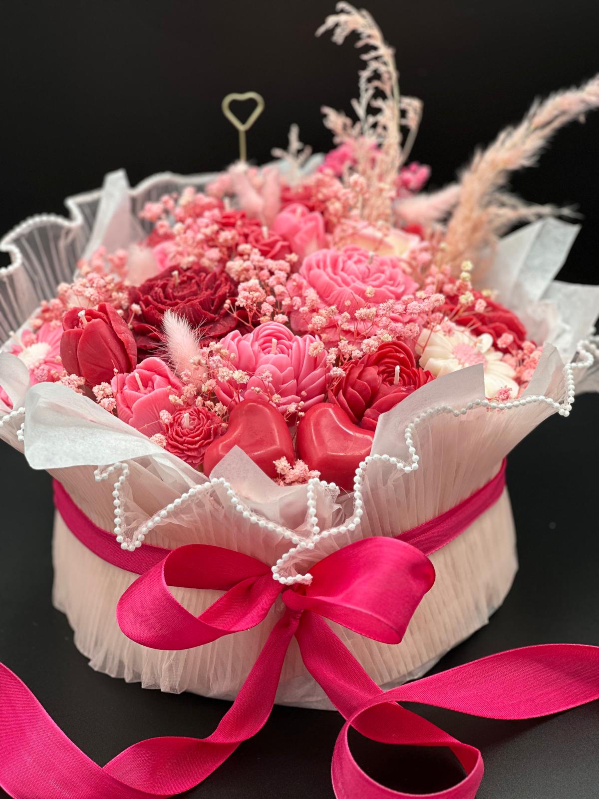 Großer Jardin de Roses Kerzenstrauß aus Sojawachs mit rosa und roten Blütenkerzen, Trockenblumen und rosa Schleife