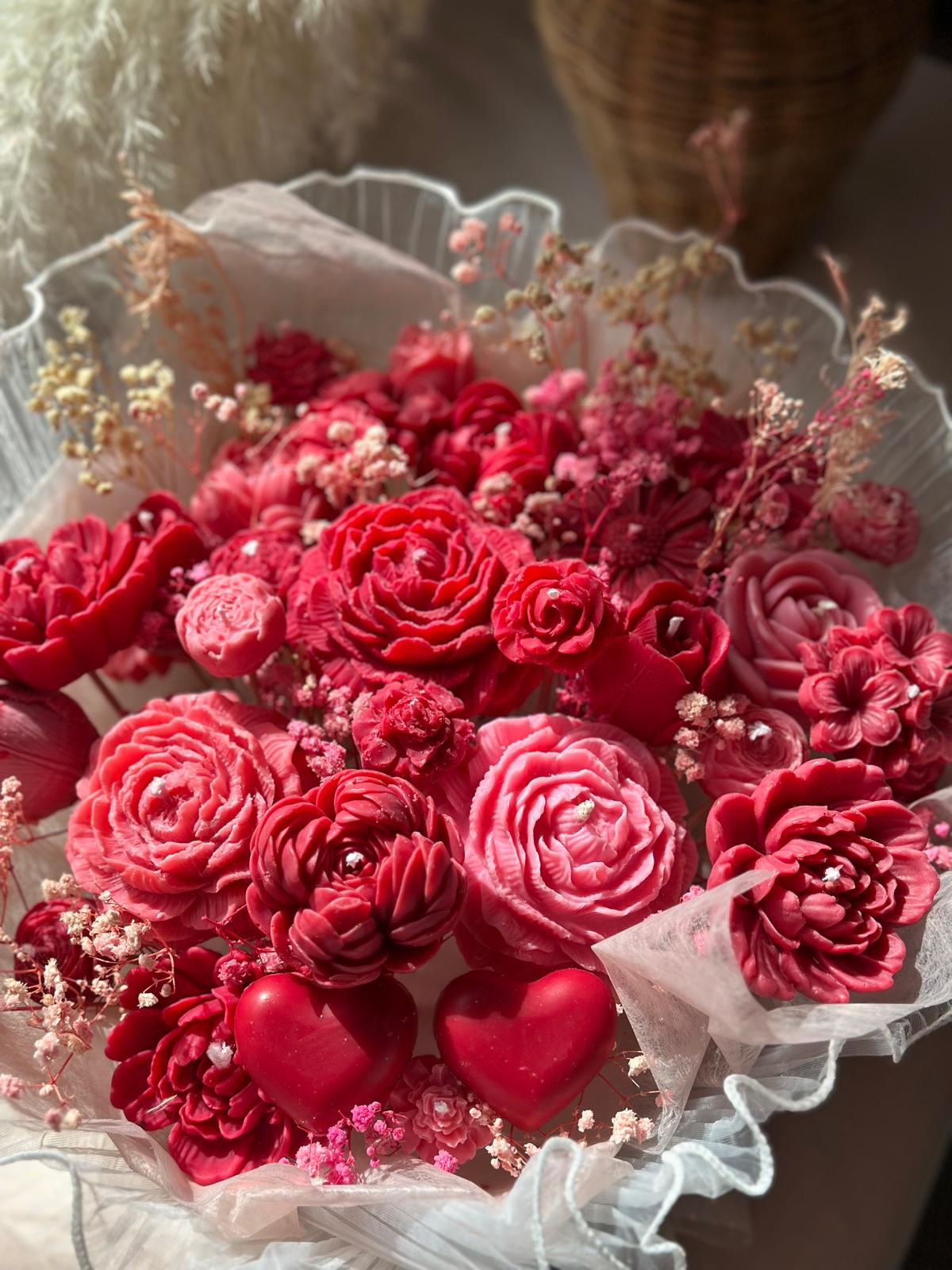 Detailaufnahme des großen Jardin de Roses Kerzenstraußes mit roten und rosa Sojawachs-Blütenkerzen und Trockenblumen