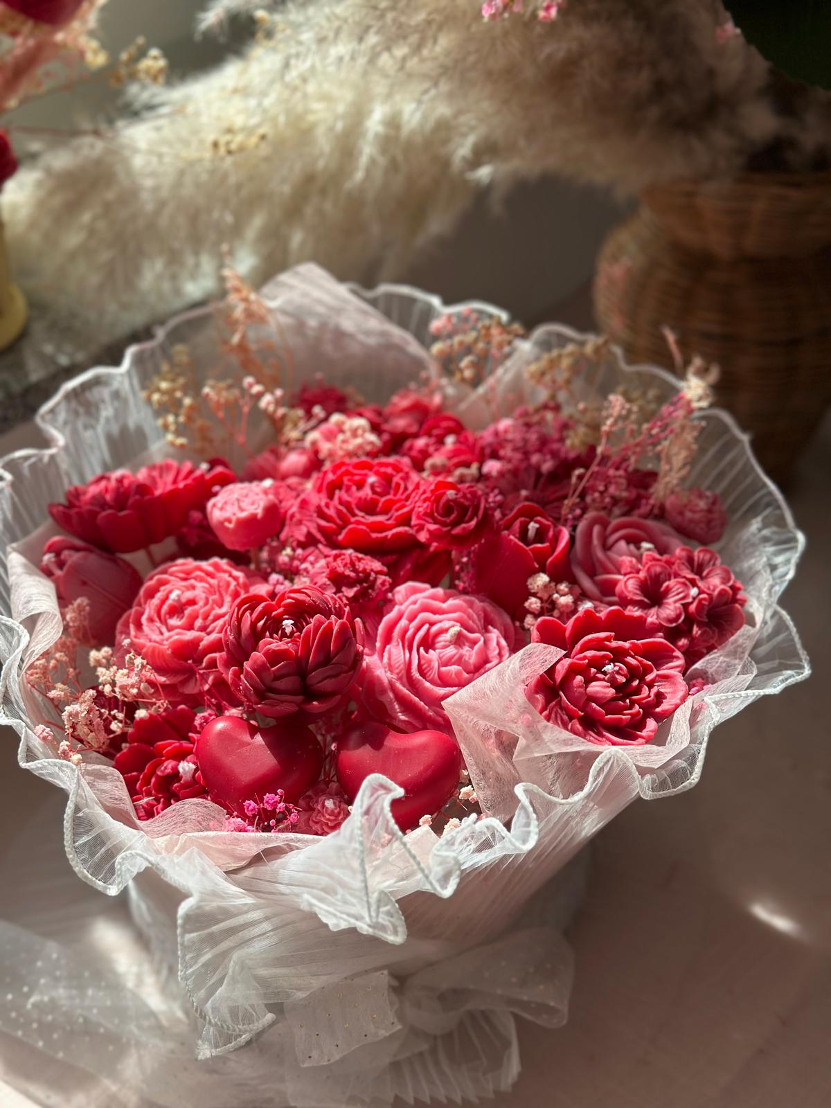 Großer Jardin de Roses Kerzenstrauß aus Sojawachs mit rosa und roten Blütenkerzen, Trockenblumen und dekorativem Korb