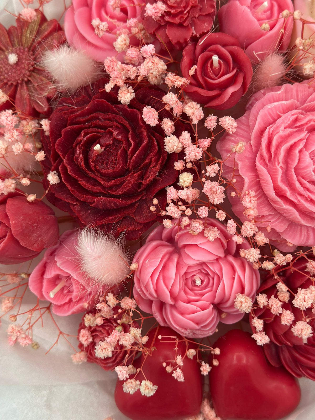 Detailaufnahme des großen Jardin de Roses Kerzenstraußes mit rosa und roten Sojawachs-Blütenkerzen und Trockenblumen