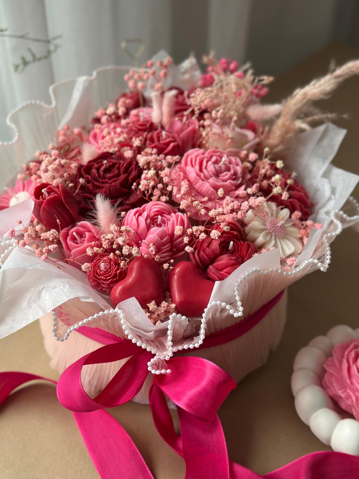 Großer Jardin de Roses Kerzenstrauß aus Sojawachs mit rosa und roten Blütenkerzen und Trockenblumen, Seitenansicht