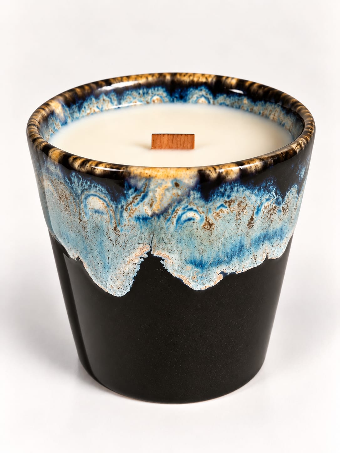 Midnight Blue Sojakerze mit Jasmin, Rose, Bergamotte und Sandelholz, Holzdocht und dunkelblau glasiertem Keramikbecher