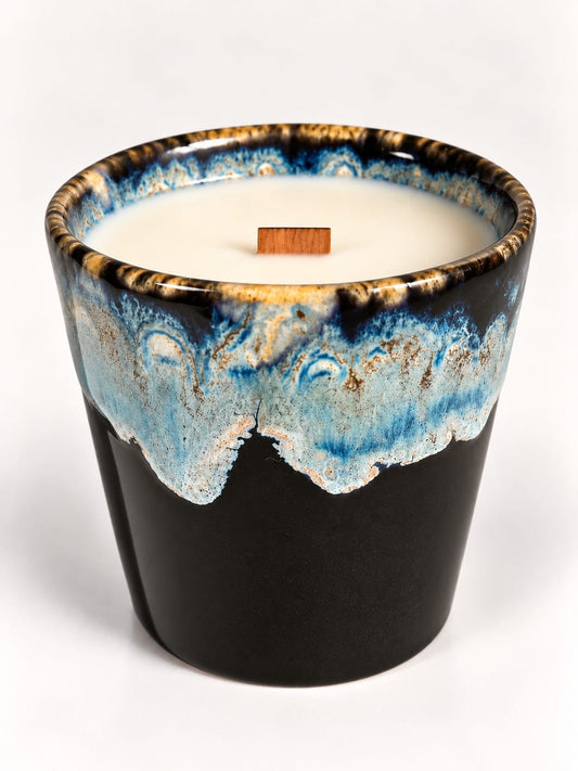 Midnight Blue Sojakerze mit Jasmin, Rose, Bergamotte und Sandelholz, Holzdocht und dunkelblau glasiertem Keramikbecher