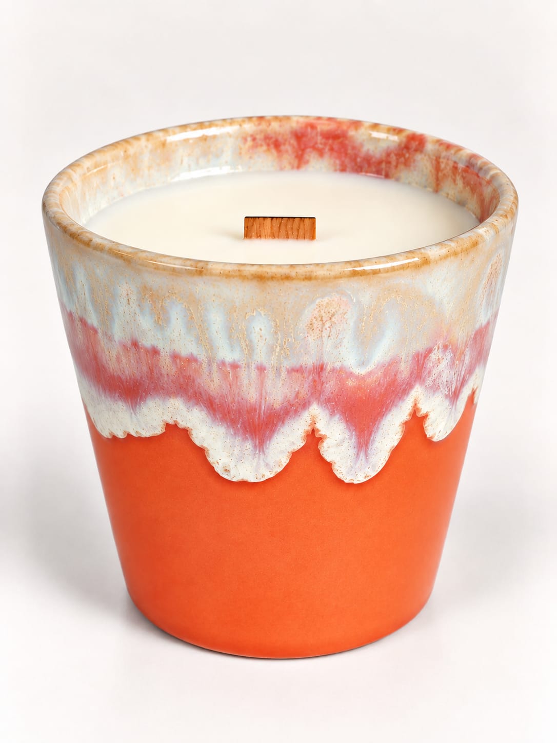 Orange Blossom Sojakerze mit Orangenblüte, Bergamotte, Neroli, Jasmin und Ylang-Ylang im orangefarbenen Keramikbecher mit Holzdocht