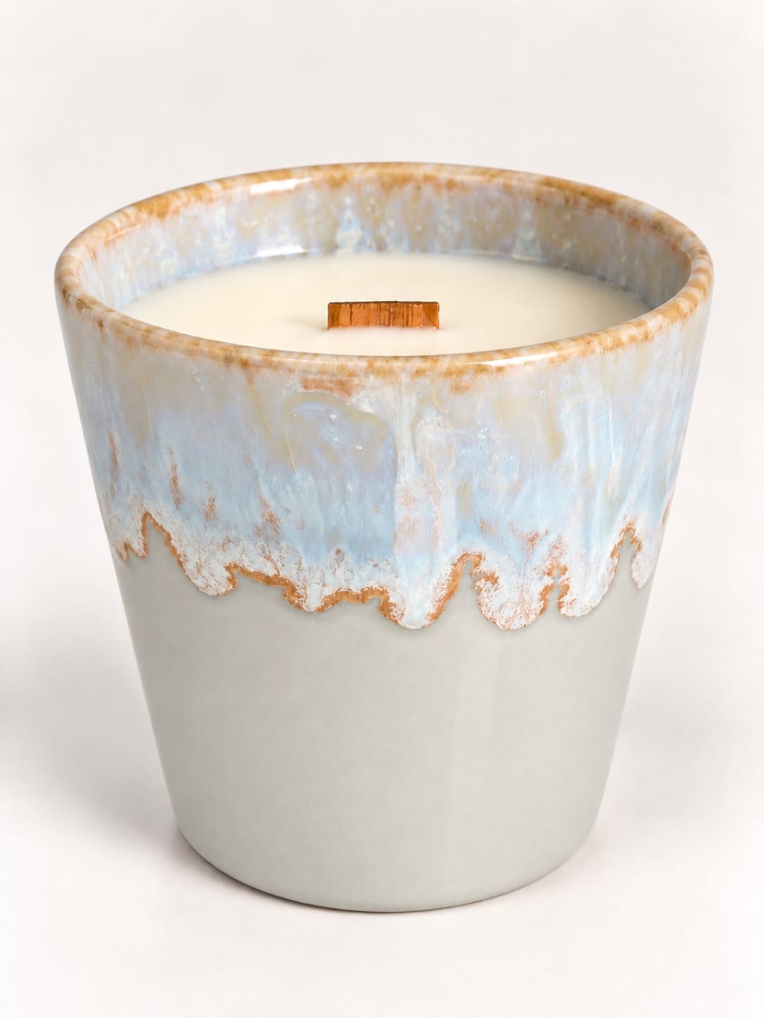 Sandalwood Amber Sojakerze mit Sandelholz, Amber und Tonkabohne, Holzdocht und Keramikbecher