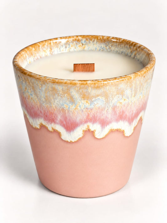 Silk Rose Sojakerze mit Rose, Pfingstrose und Ylang-Ylang im Keramikbecher mit Holzdocht