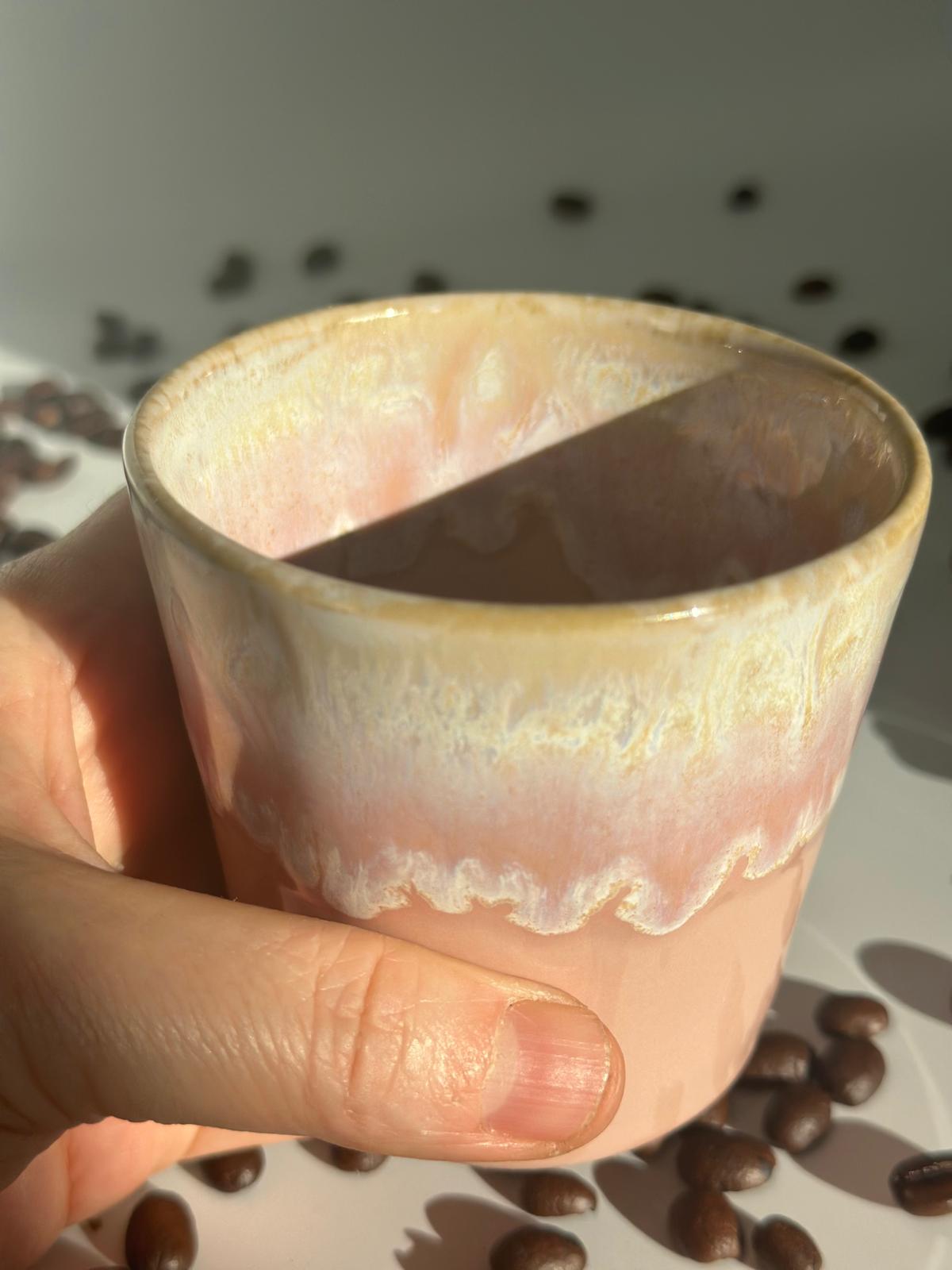 Wiederverwendbarer rosa Keramikbecher der Silk Rose Sojakerze