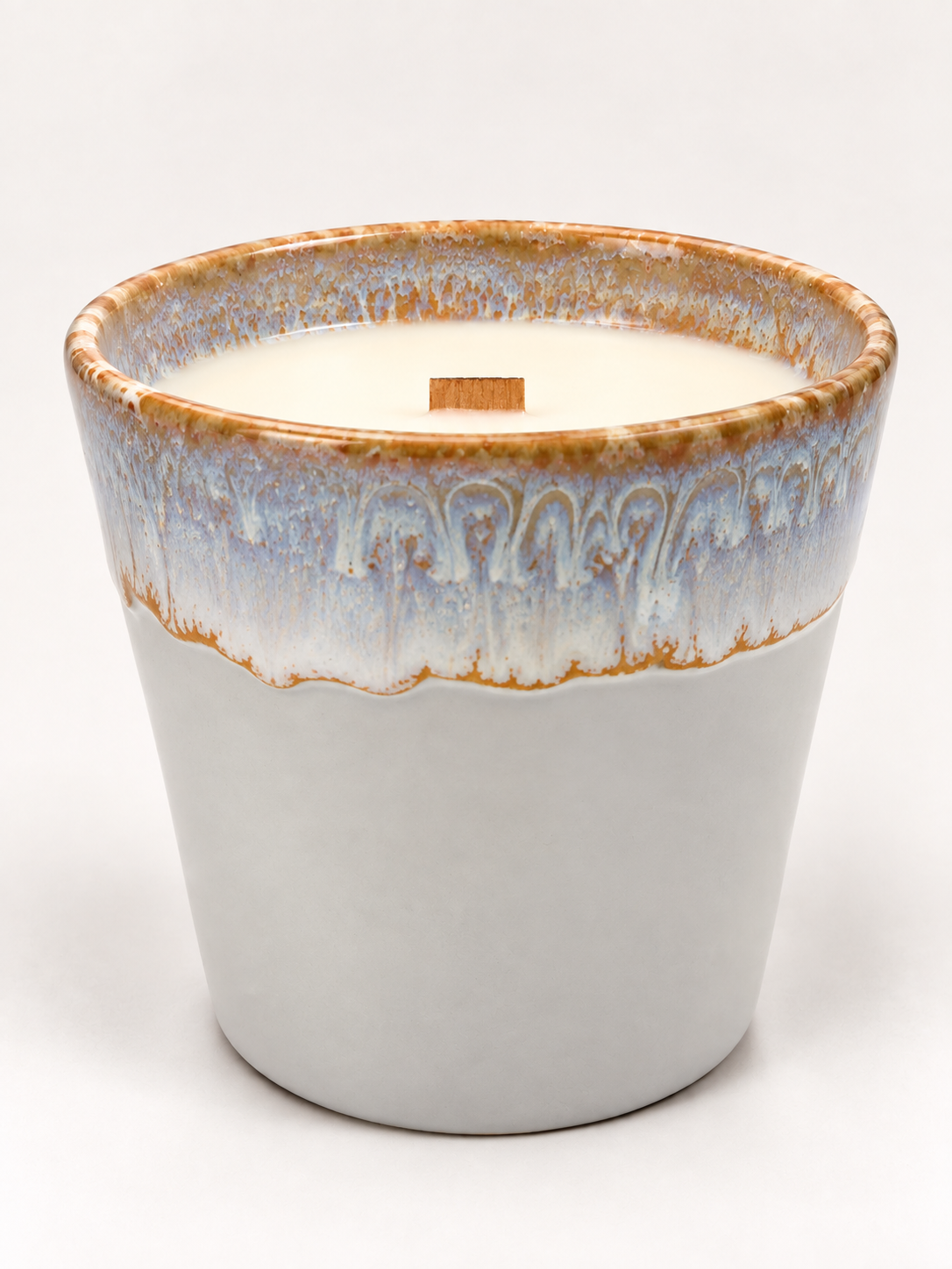 Vanilla Cashmere Sojakerze mit Vanille, Sandelholz und Tonkabohne, Holzdocht und hellem Keramikbecher