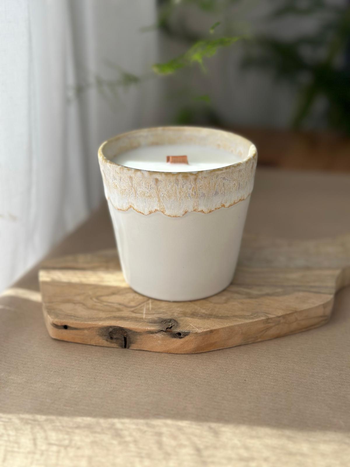 Vanilla Cashmere Sojakerze mit Vanille, Sandelholz und Tonkabohne im hellen Keramikbecher auf einem Holzbrett